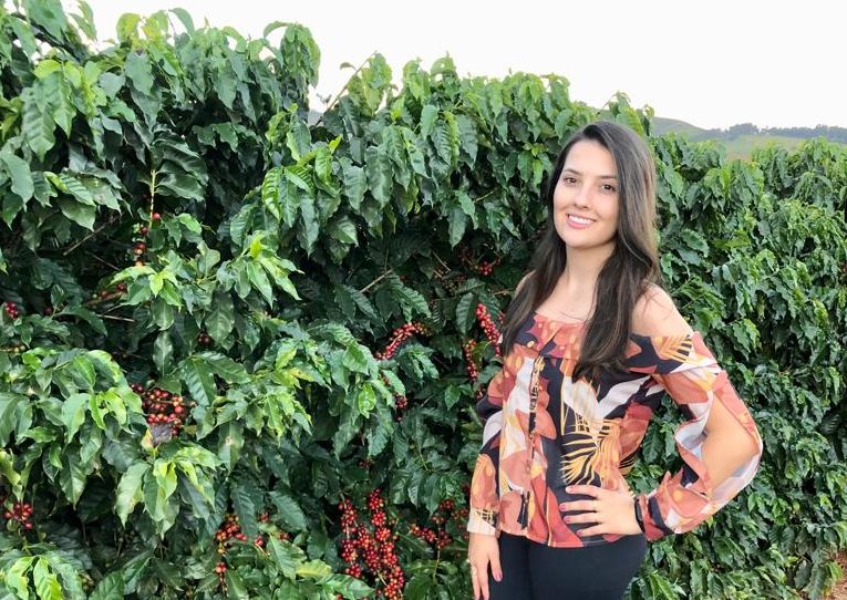 A cooperada Fernanda Gomes Caixeta Vieira, de Bom Jesus da Penha, MG, garantiu a proteção de seu cafezal ao investir no seguro agrícola da Coopercitrus.